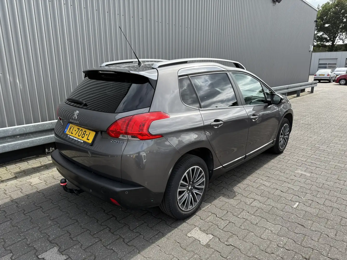 Peugeot 2008 1.2 PureTech Style Pano LED PDC Navi 95Dkm --Inrui Grijs - 2