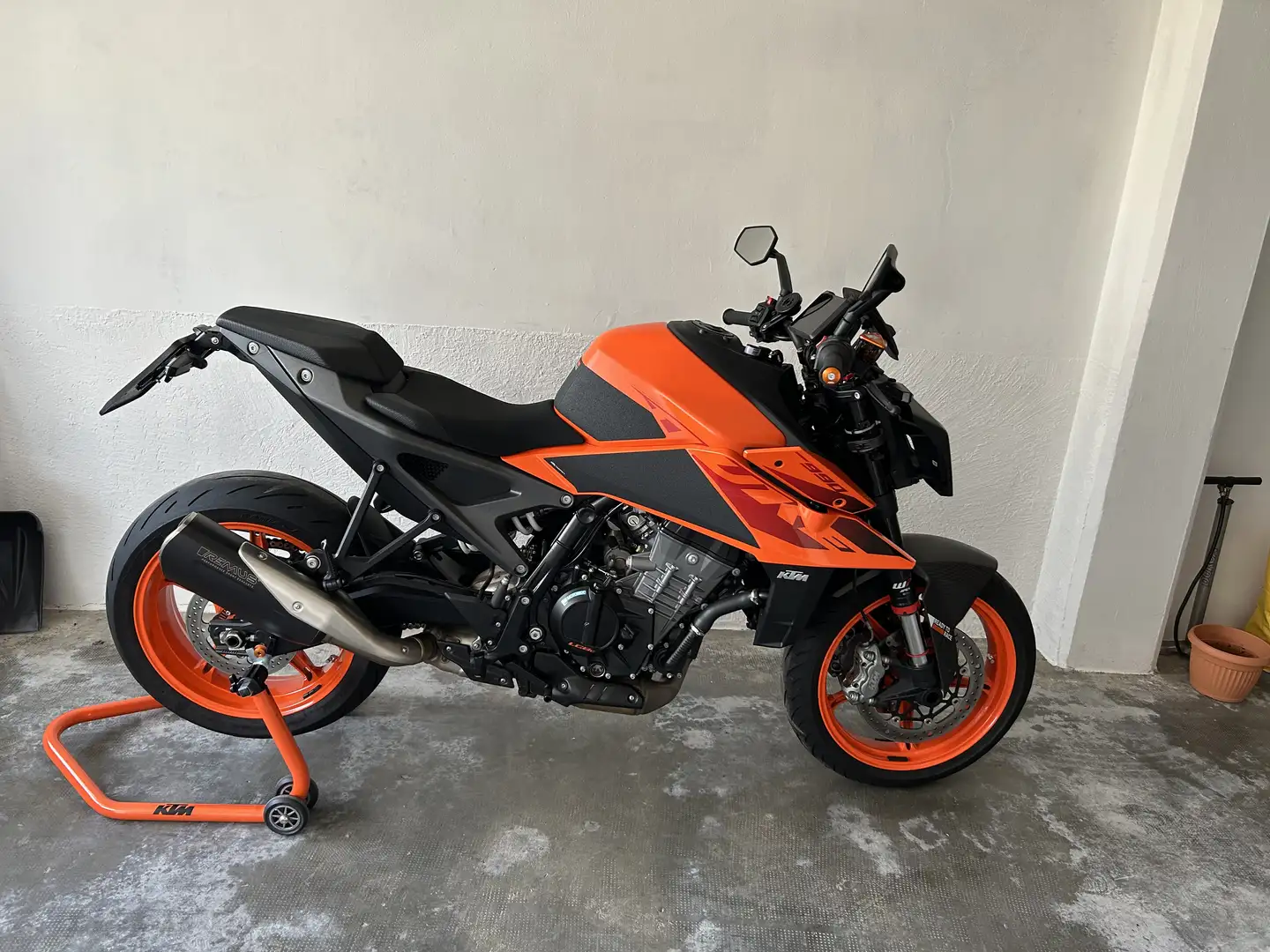 KTM 990 Super Duke - 1