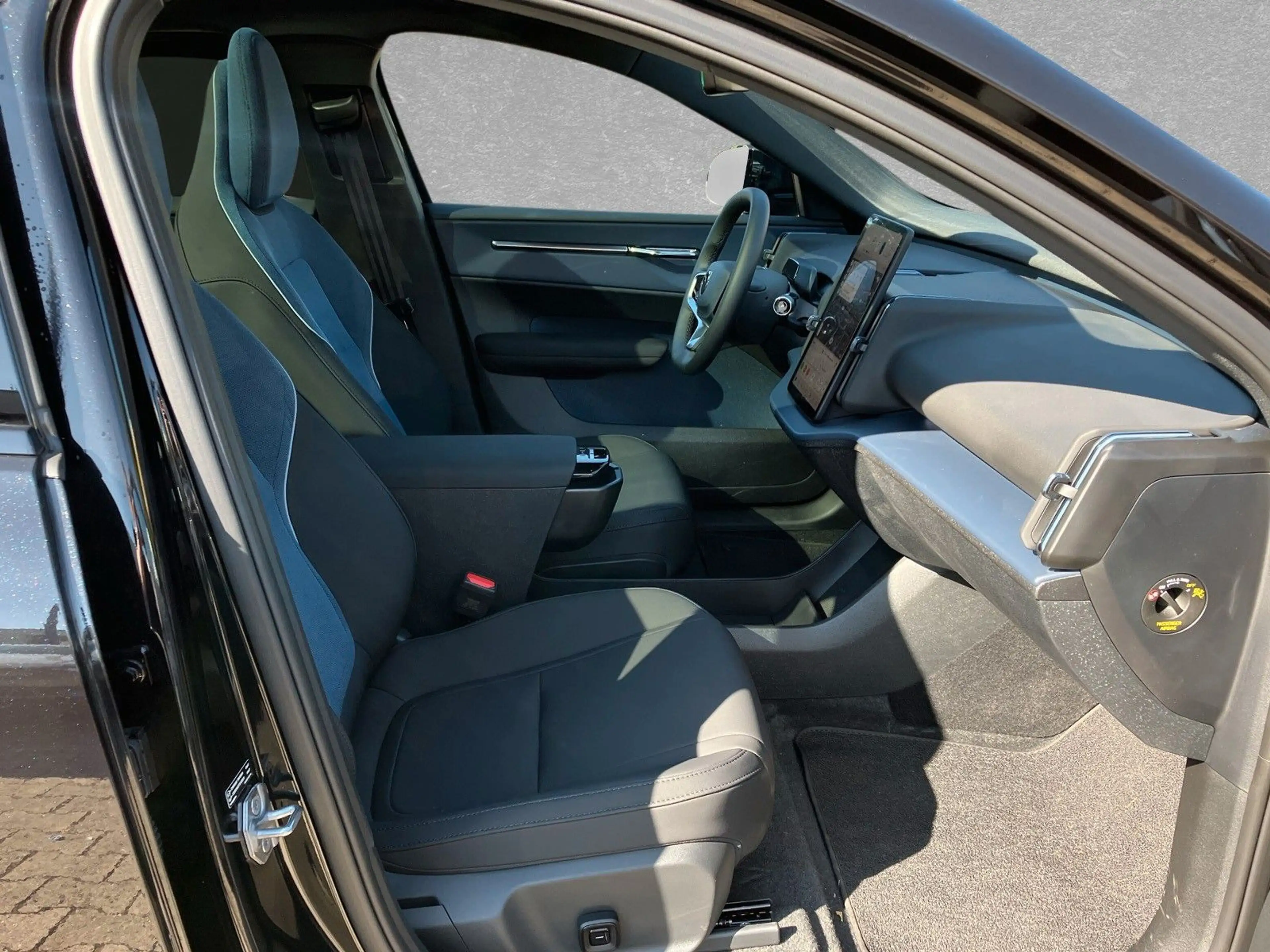 Volvo EX30 Cross Country Ultra Twin Motor AWD ACC — photo 4