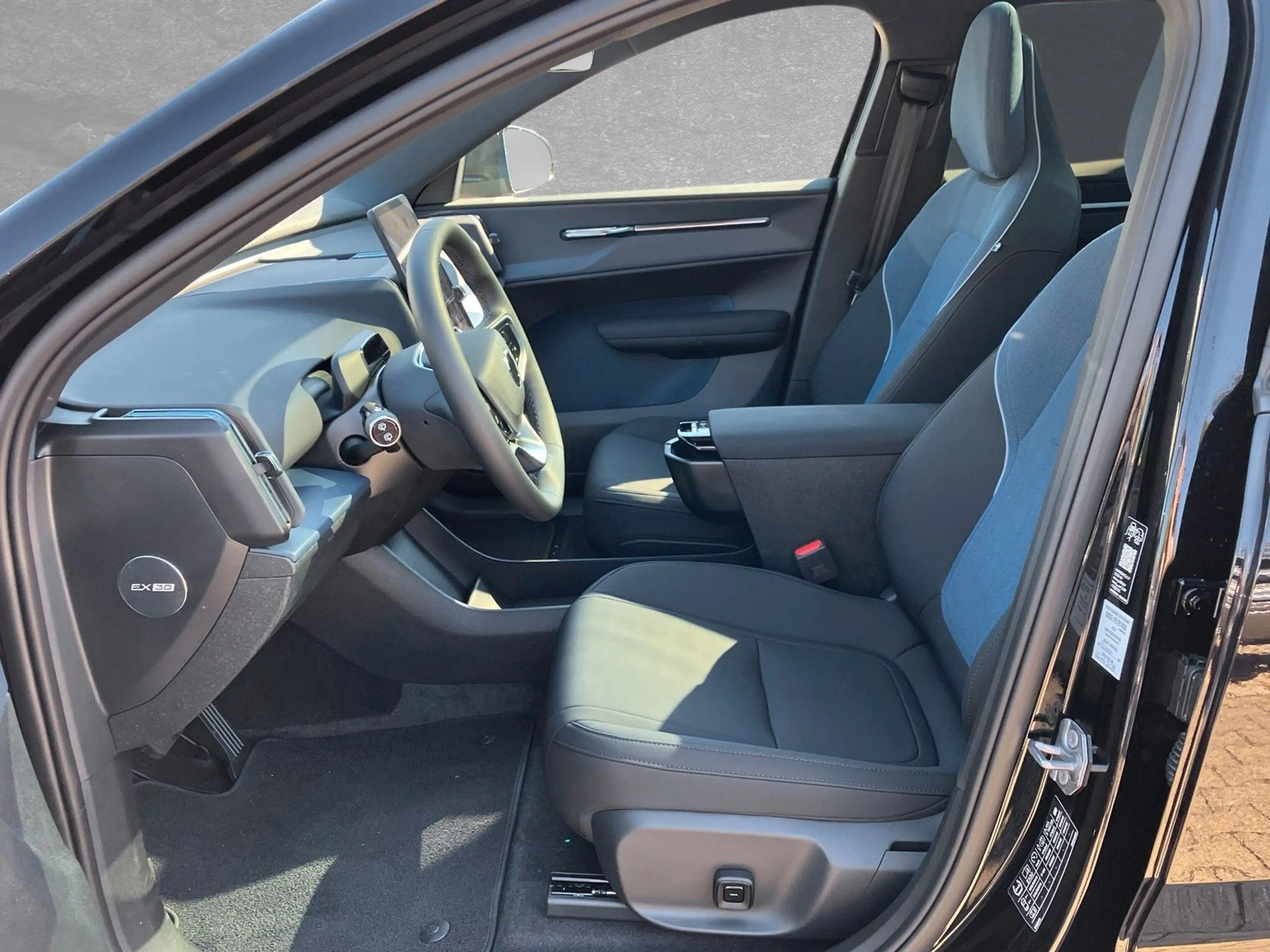 Volvo EX30 Cross Country Ultra Twin Motor AWD ACC — photo 3