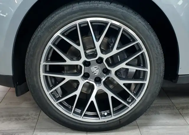 Porsche Macan view 11