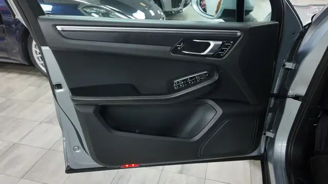 Porsche Macan view 16