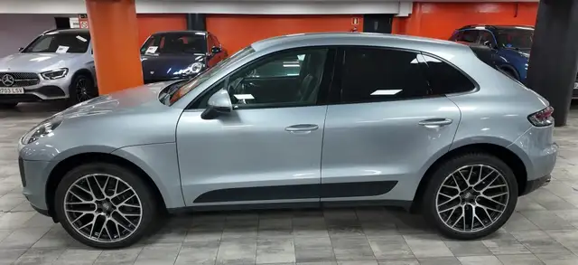 Porsche Macan view 3
