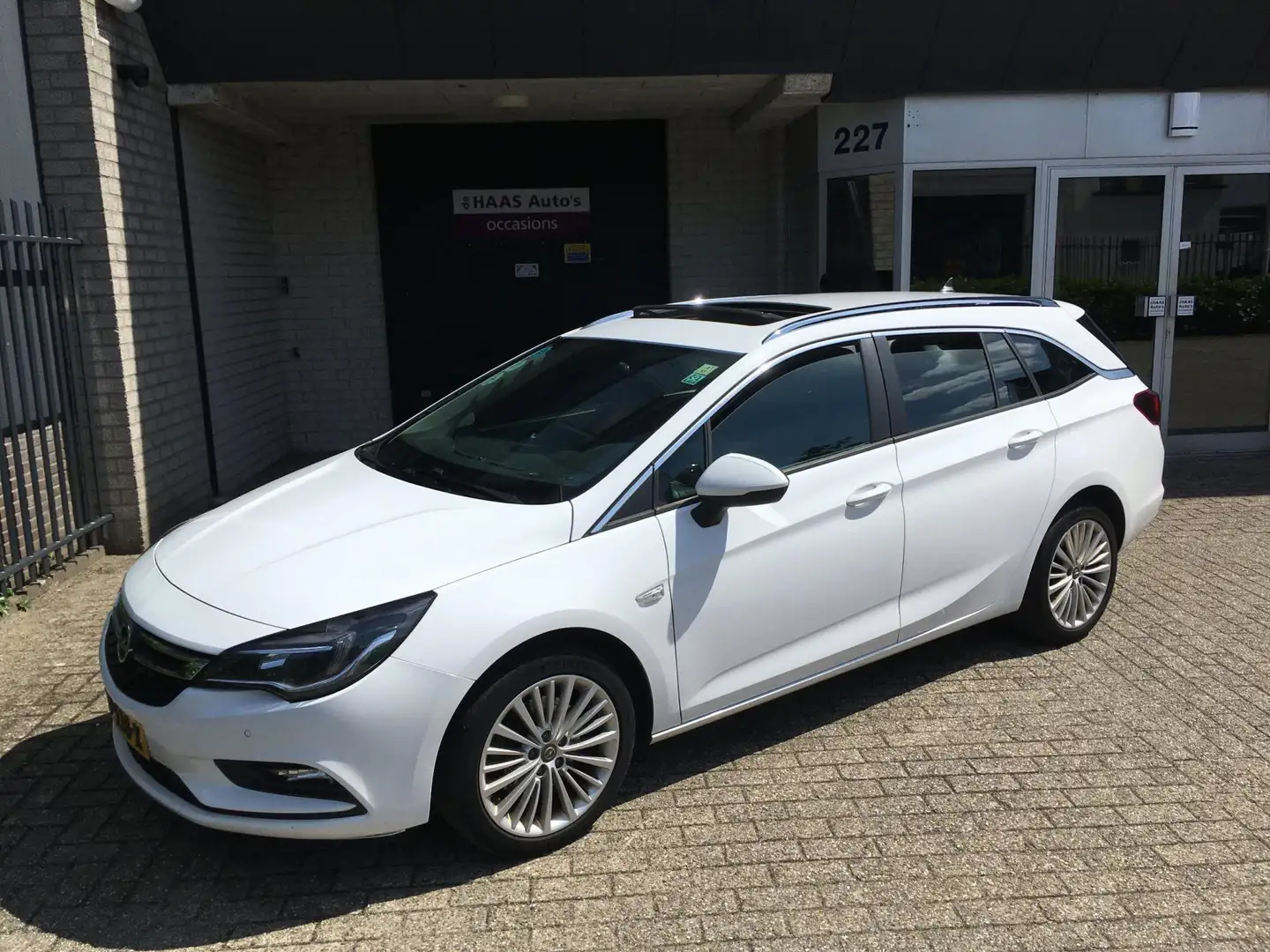 Opel Astra Sports Tourer 1.6 CDTI Business+ / ALU VELGEN / OP Wit - 1