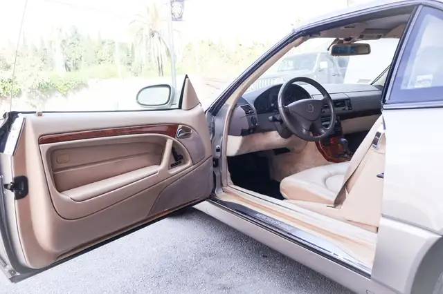 Mercedes-Benz 500 SL view 10