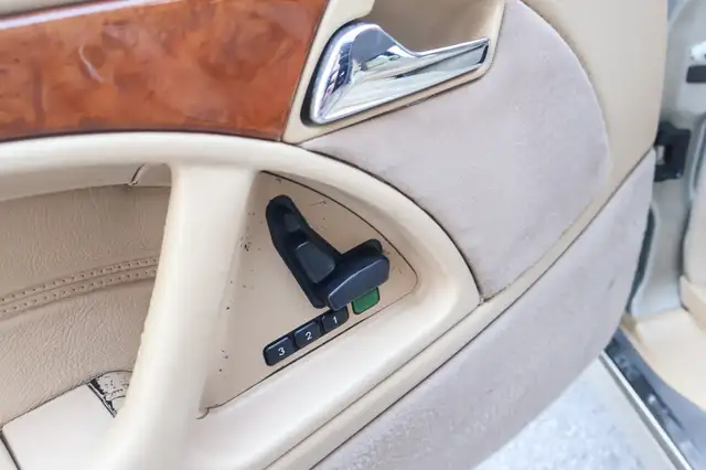 Mercedes-Benz 500 SL view 12