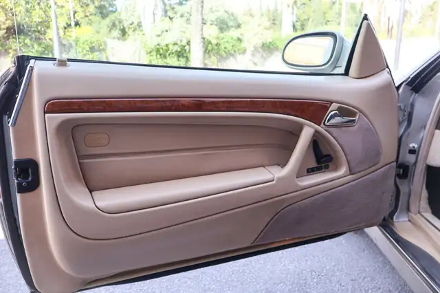 Mercedes-Benz 500 SL view 11