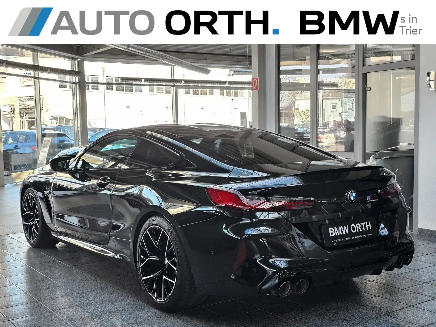 BMW M8 Competition xDrive Coupé *SCHWARZ/SCHWARZ* Černá - 2