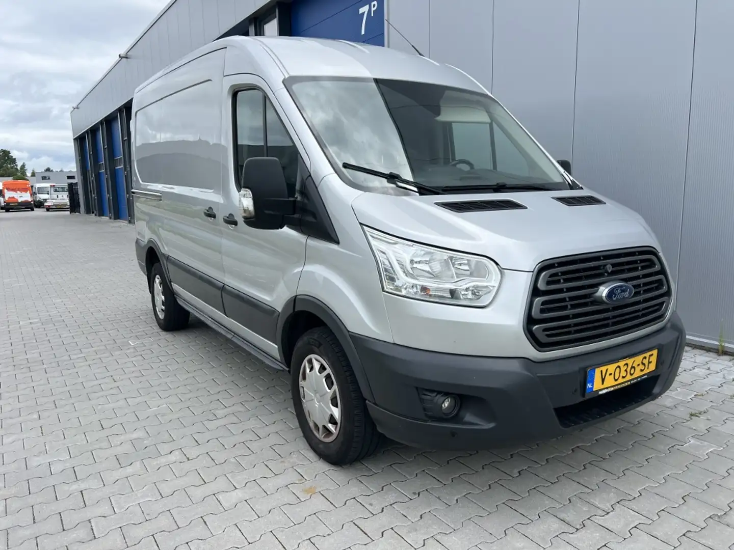 Ford Transit 330 2.0 TDCI L2H2 Tr Grijs - 2