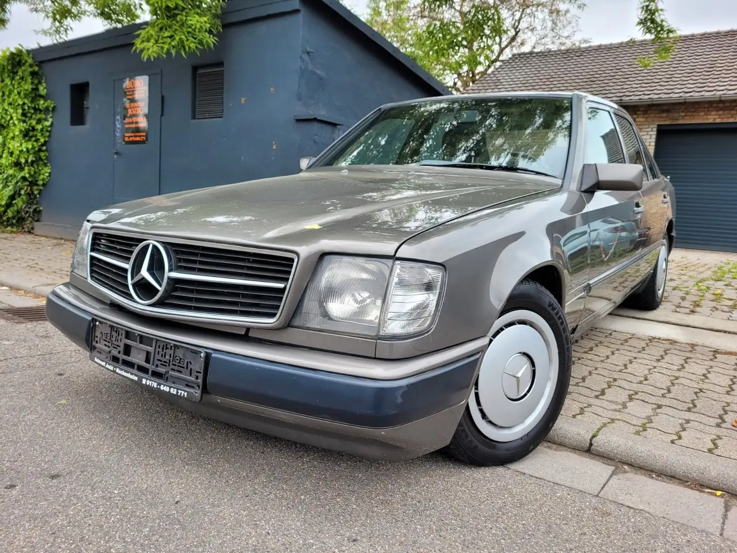 Mercedes-Benz E 260 Grau - 1