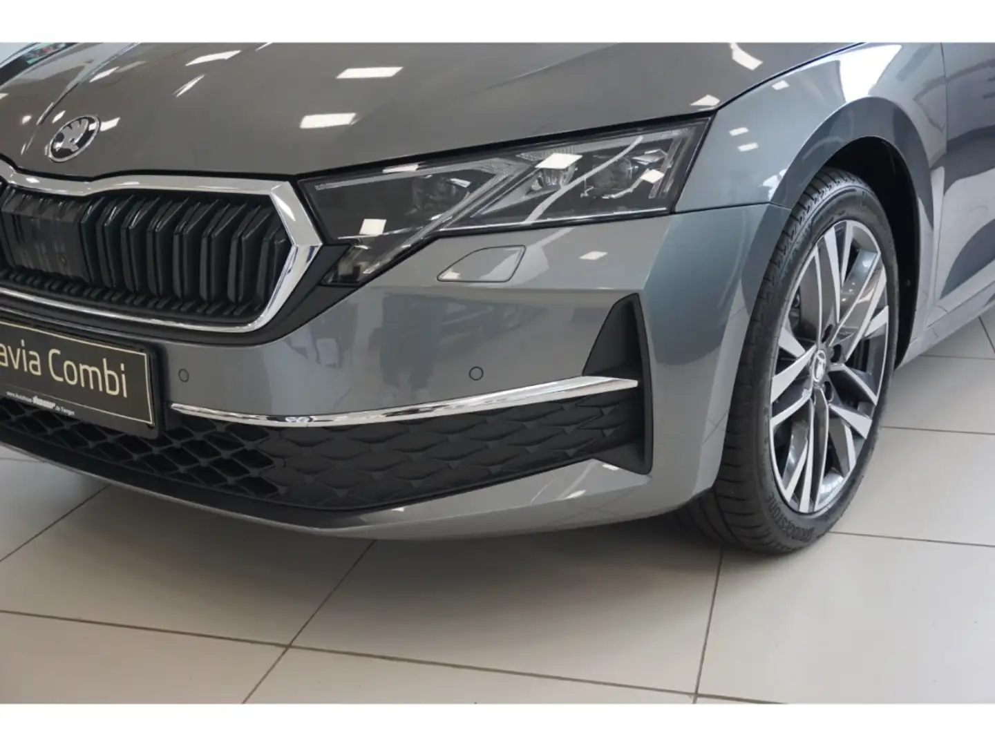 Skoda Octavia Combi 2.0 TDI Ultimate DSG Matrix Pano Canton Lede Grau - 2