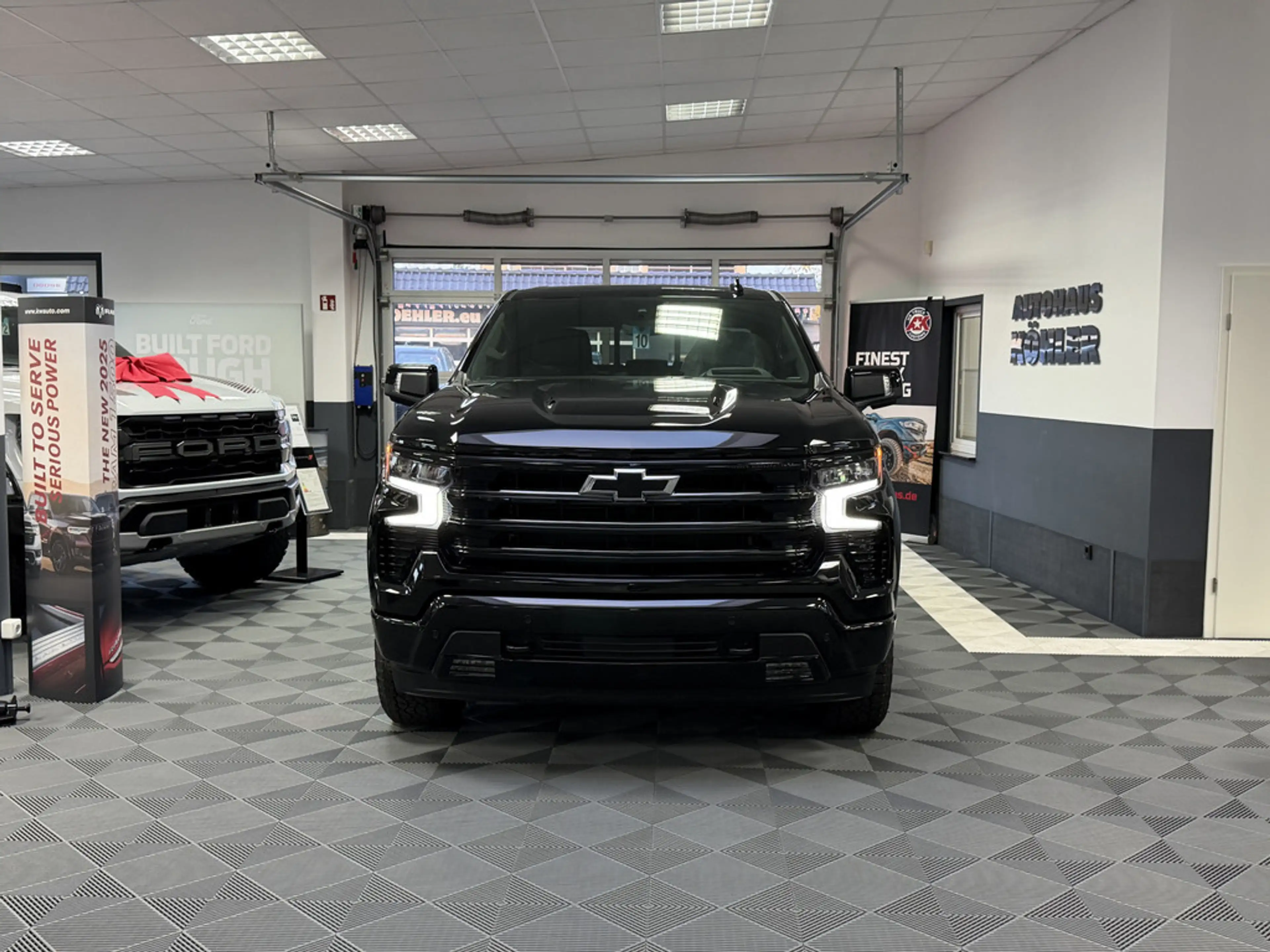 Chevrolet Silverado High Country Midnight Edition BLACK 6.2l V8 — photo 2