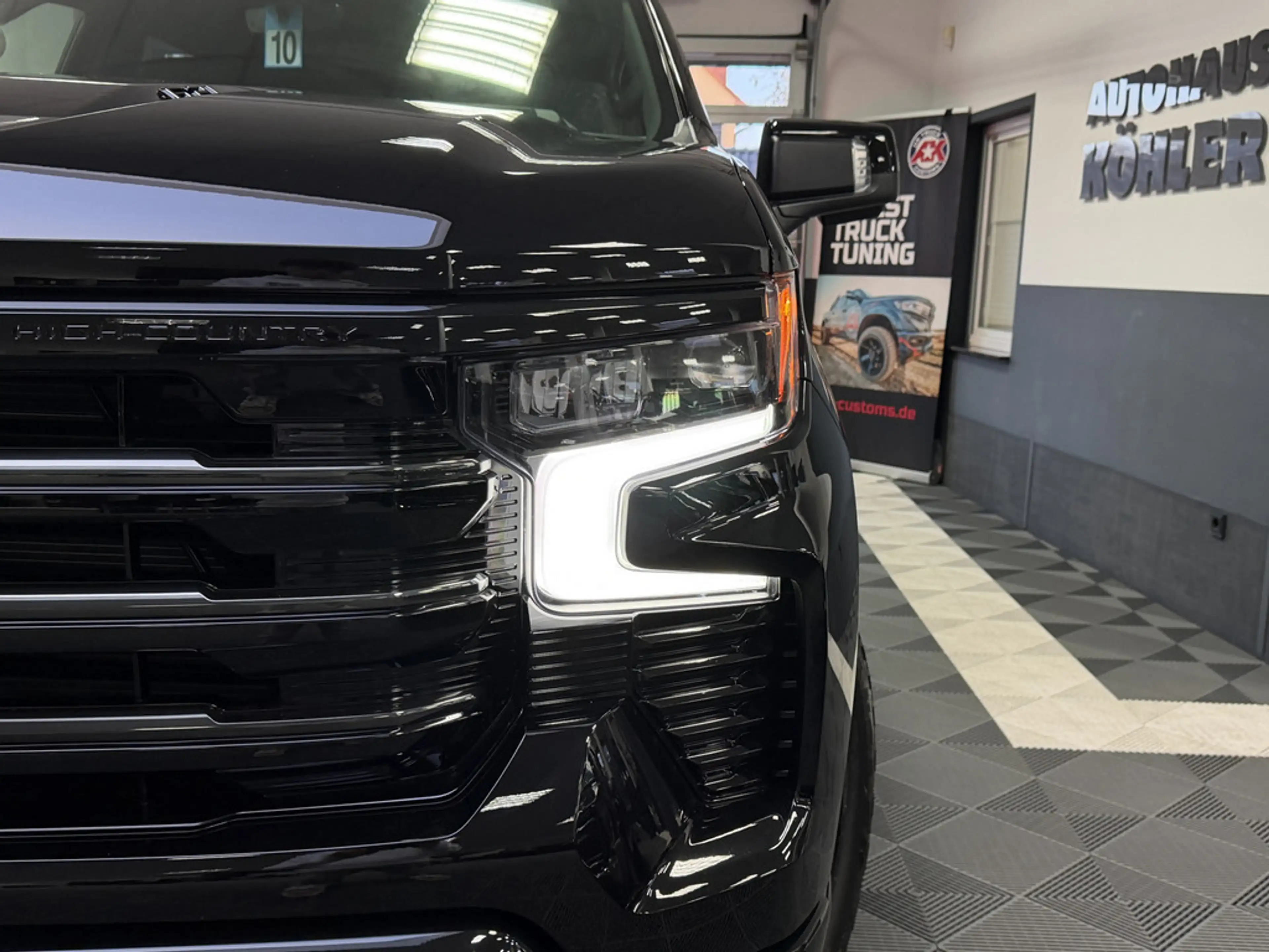 Chevrolet Silverado High Country Midnight Edition BLACK 6.2l V8 — photo 4