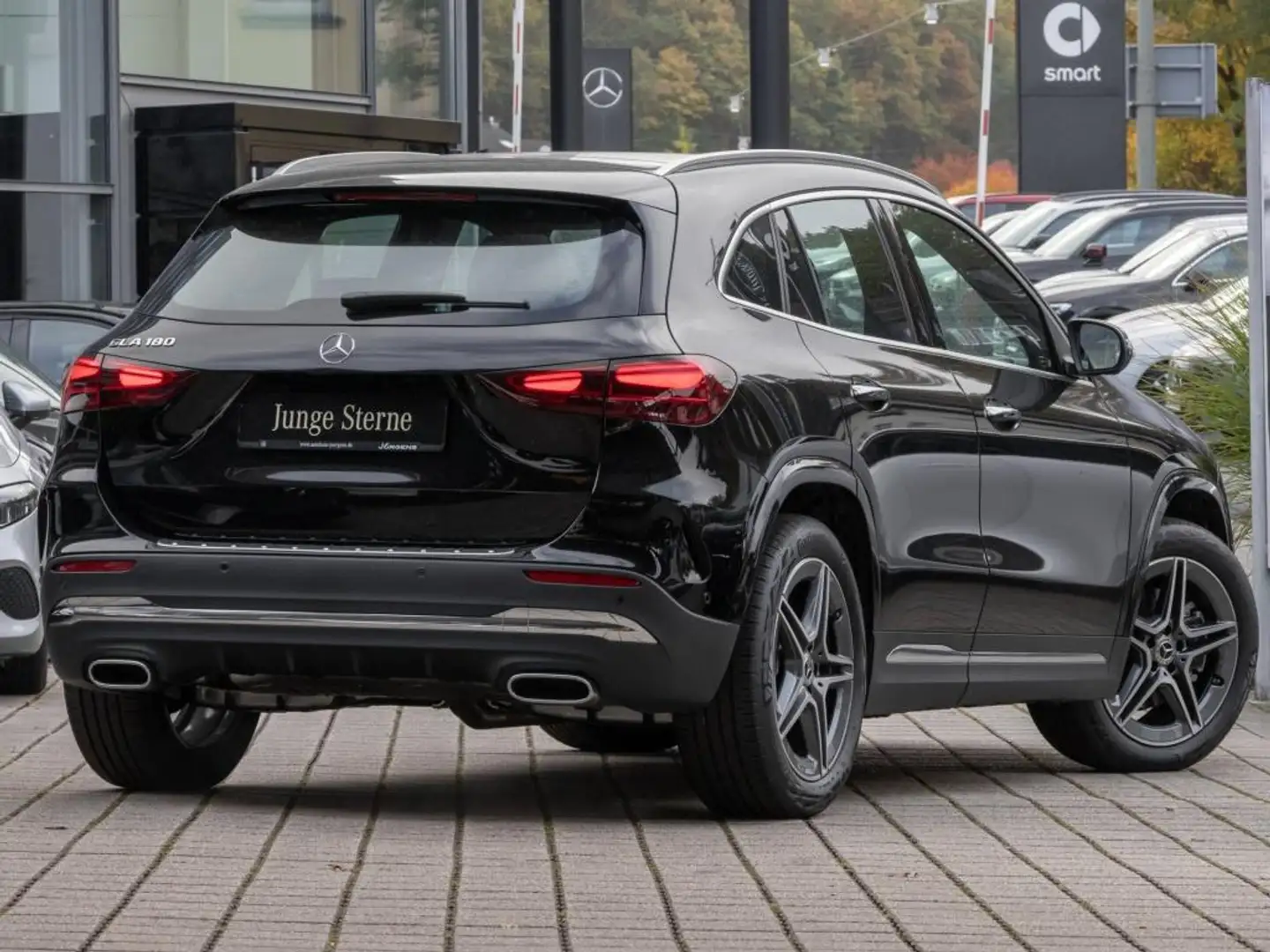 Mercedes-Benz GLA 180 AMG-Advanced+/ILS/Pano/360/Totw/Easy/19" Schwarz - 2