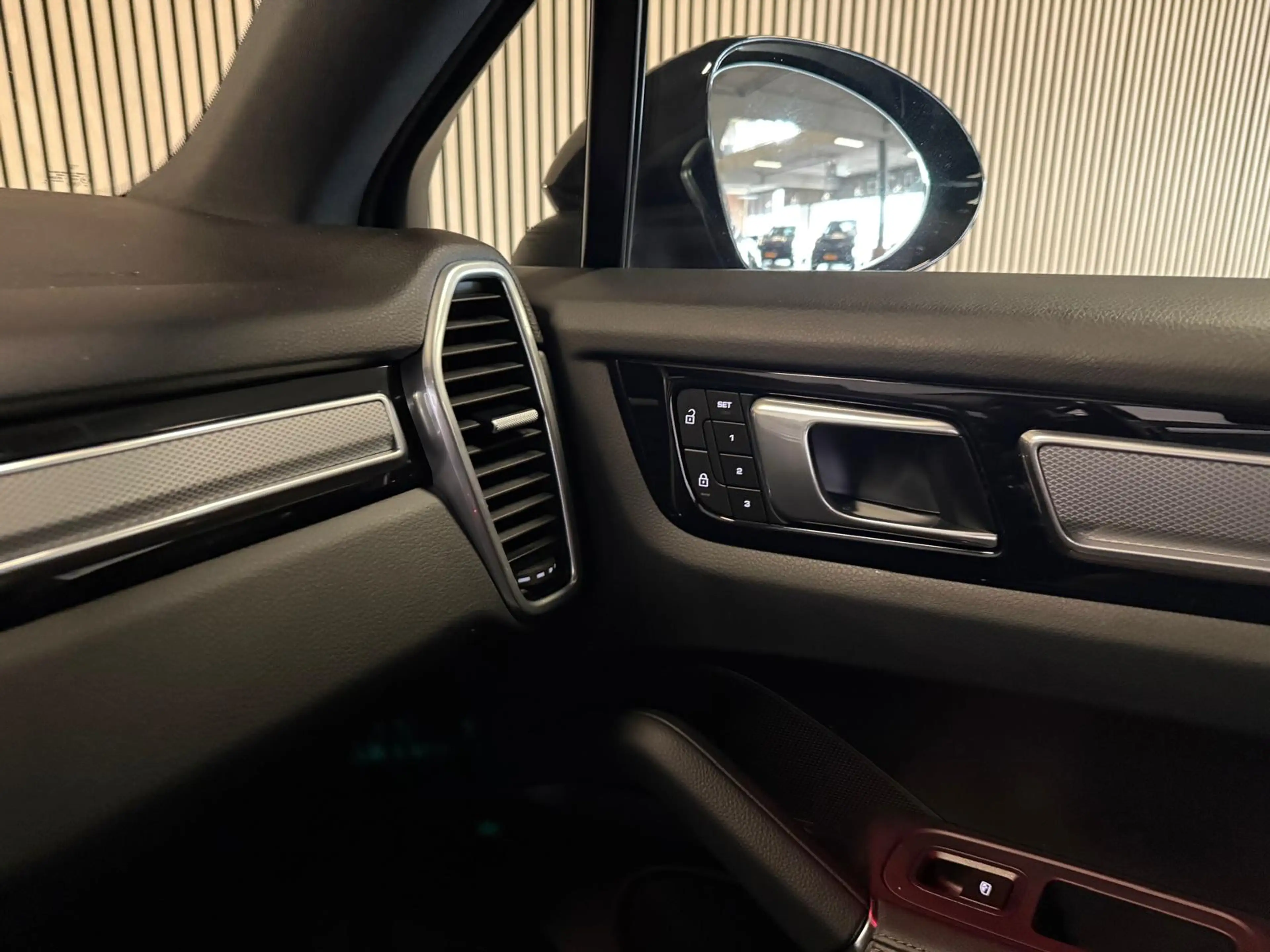 Porsche Cayenne Coupe 3.0 E-Hybrid Platinum Edition-LUCHTV.-PANO-S — photo 36