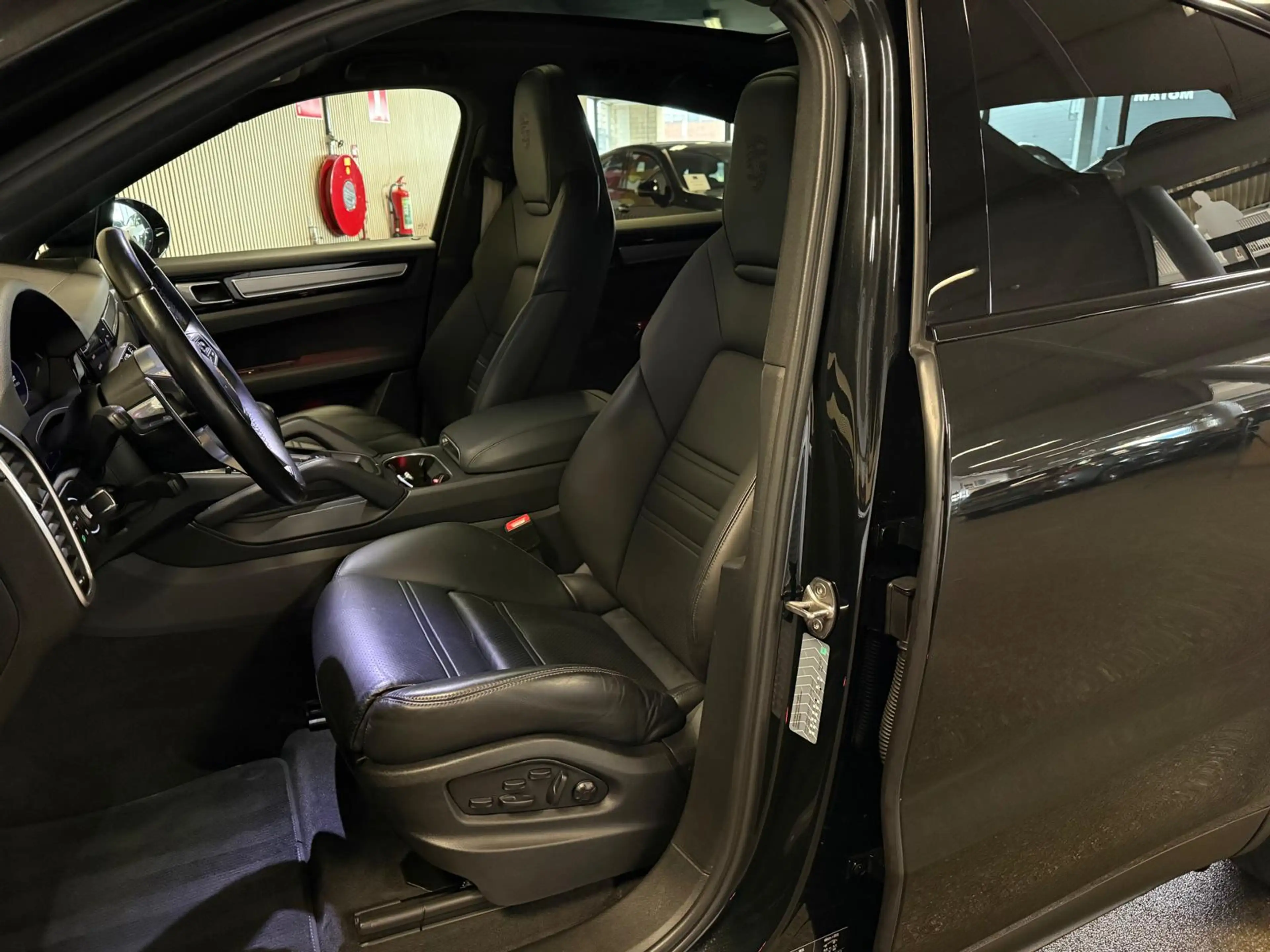 Porsche Cayenne Coupe 3.0 E-Hybrid Platinum Edition-LUCHTV.-PANO-S — photo 10