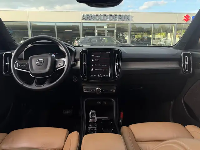 Volvo XC40 view 9