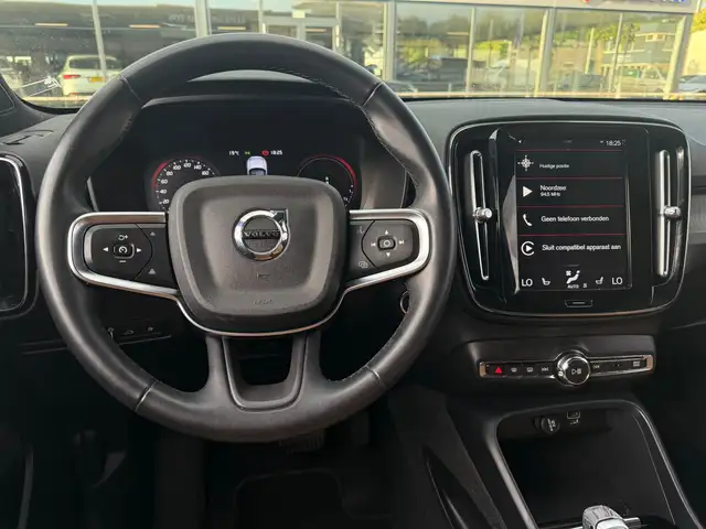 Volvo XC40 view 10