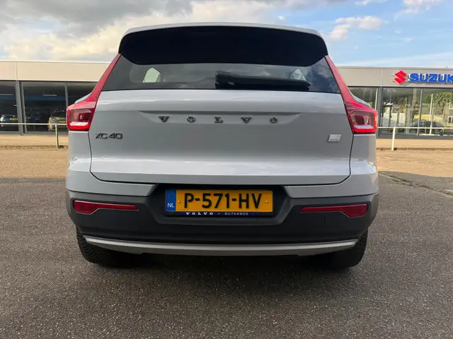 Volvo XC40 view 3