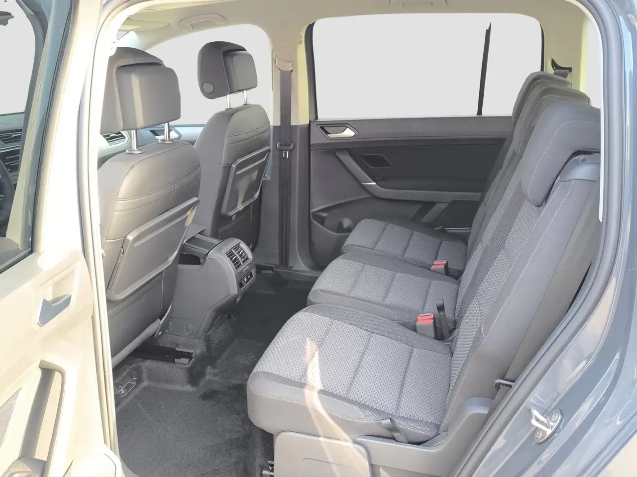 Volkswagen Touran 1.5 TSI DSG Comfortline AHK NAVI RFK 16