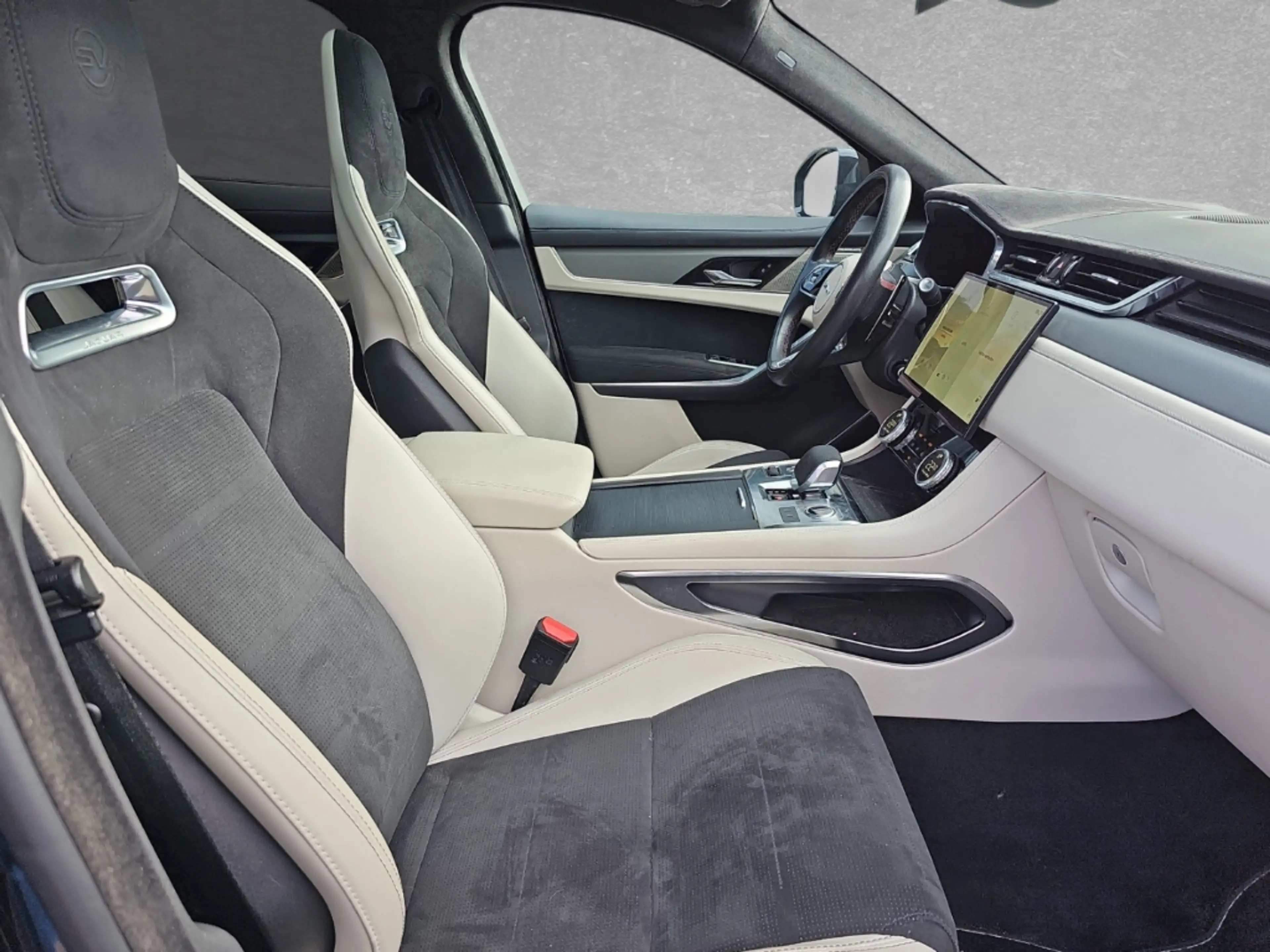 Jaguar F-Pace P550 SVR — photo 4