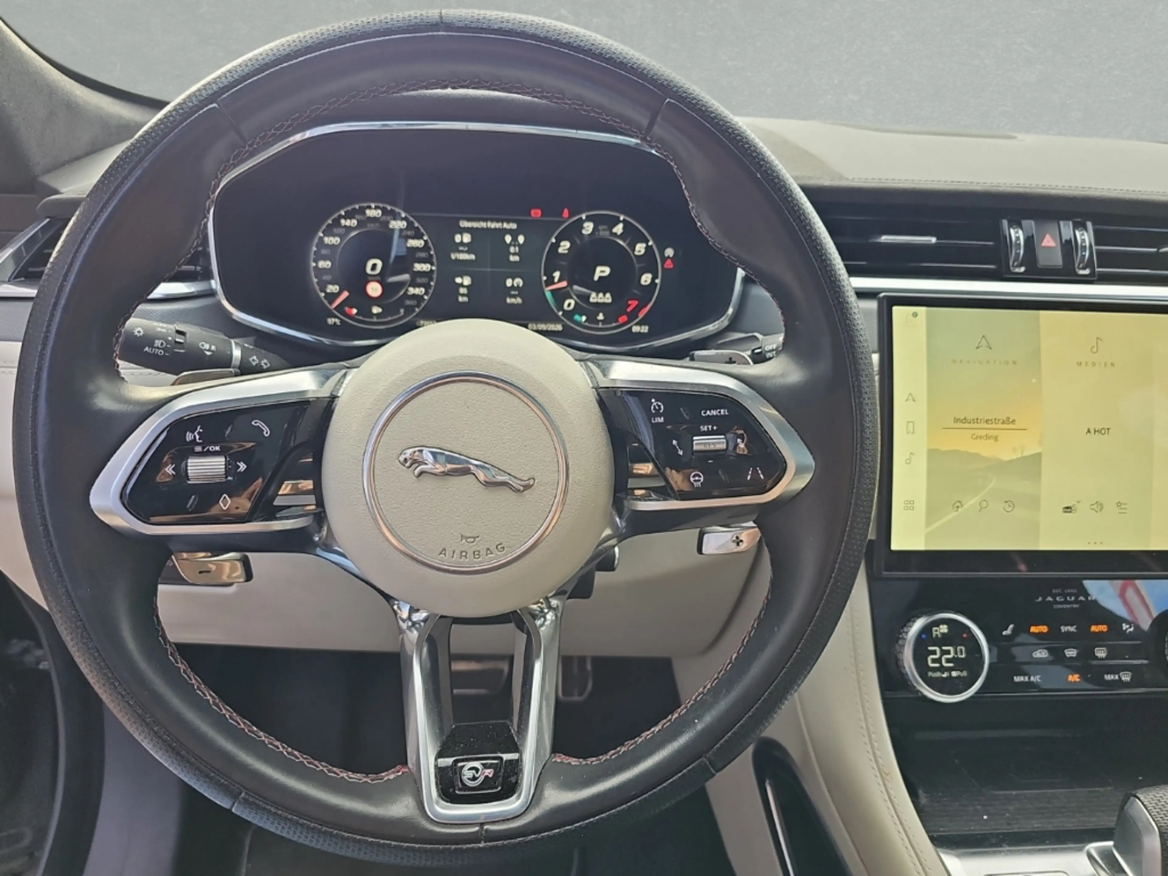 Jaguar F-Pace P550 SVR — photo 12
