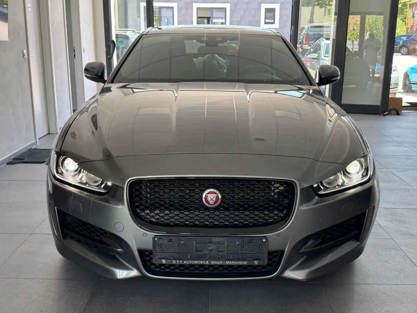 Jaguar XE 2.0d R-Sport-Pano-Leder-Meridian-Kamera-BiXen Gris - 2