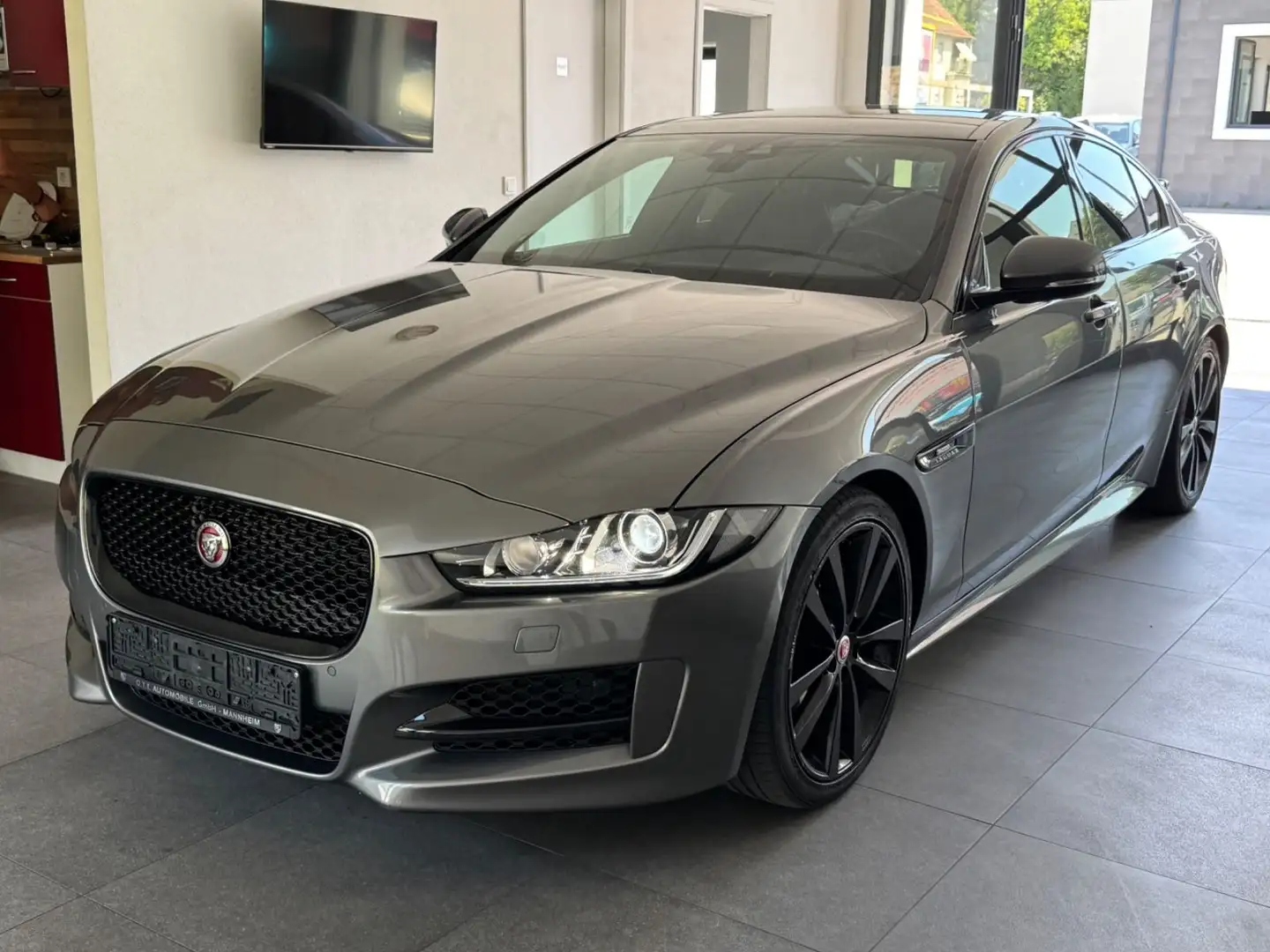 Jaguar XE 2.0d R-Sport-Pano-Leder-Meridian-Kamera-BiXen Gris - 1