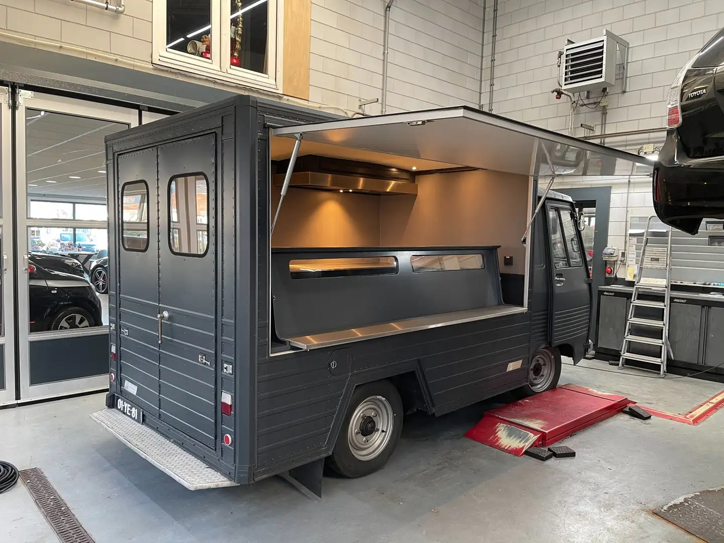 Peugeot Sonstige J7 FOODTRUCK Volledig gerestaureerd/gereviseerd Be Schwarz - 2