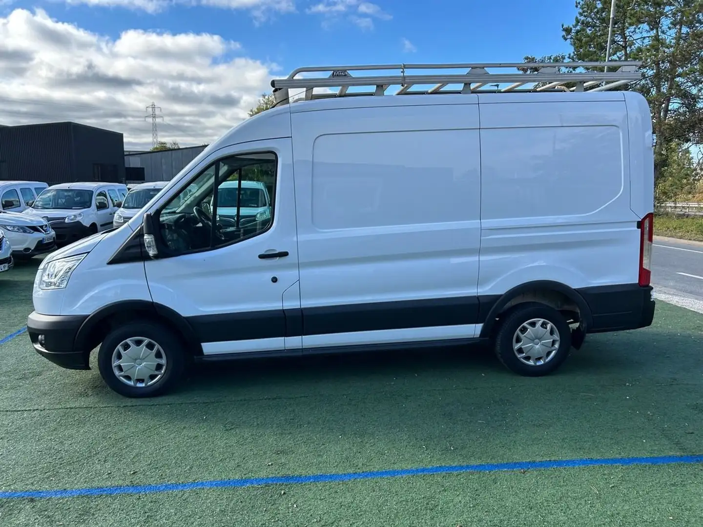 Ford Transit (10.800 HT) T330 L2H2 2.0 130ch Trend Blanc - 2