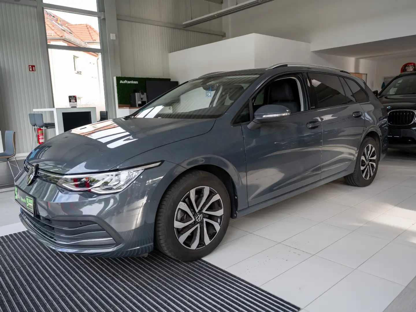 Volkswagen Golf Variant Golf VIII Variant 1.0 TSI Active ACC LED Navi LM Gris - 2