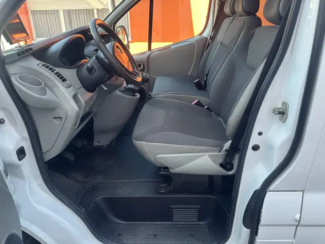 Opel Vivaro view 11
