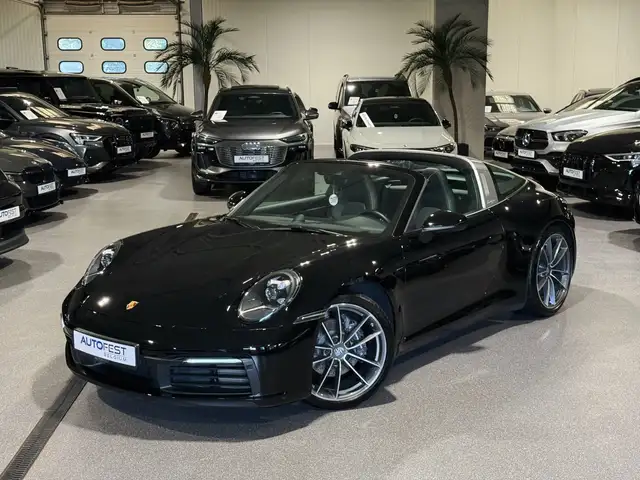 Porsche 911 view 4