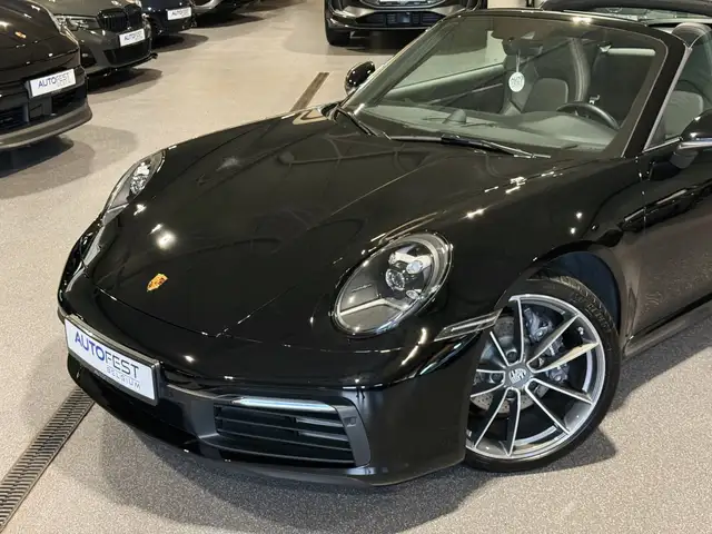 Porsche 911 view 8