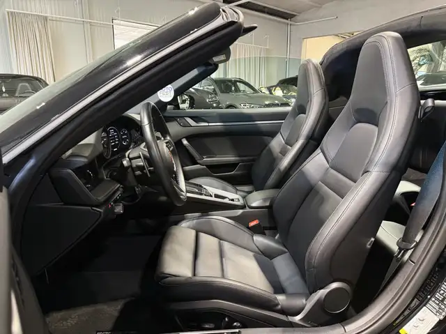 Porsche 911 view 3