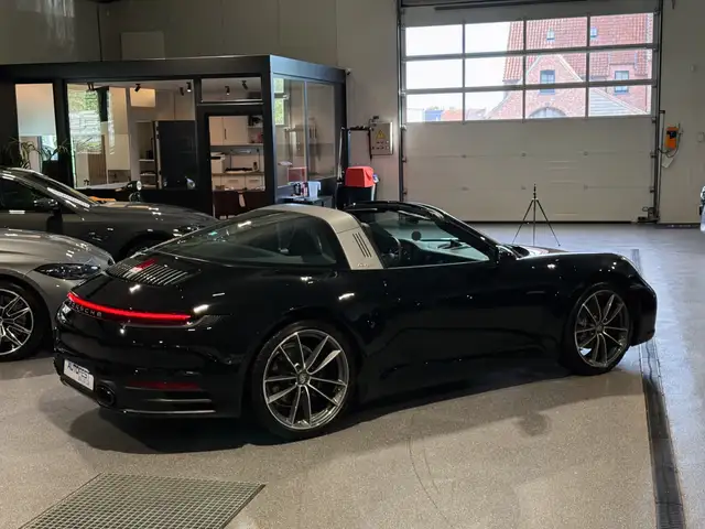 Porsche 911 view 12