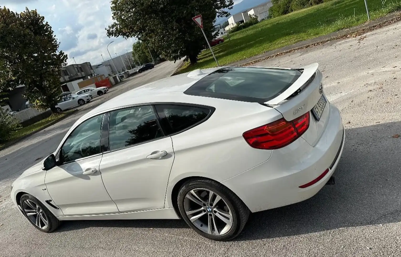 BMW 318 318d Sport - 1