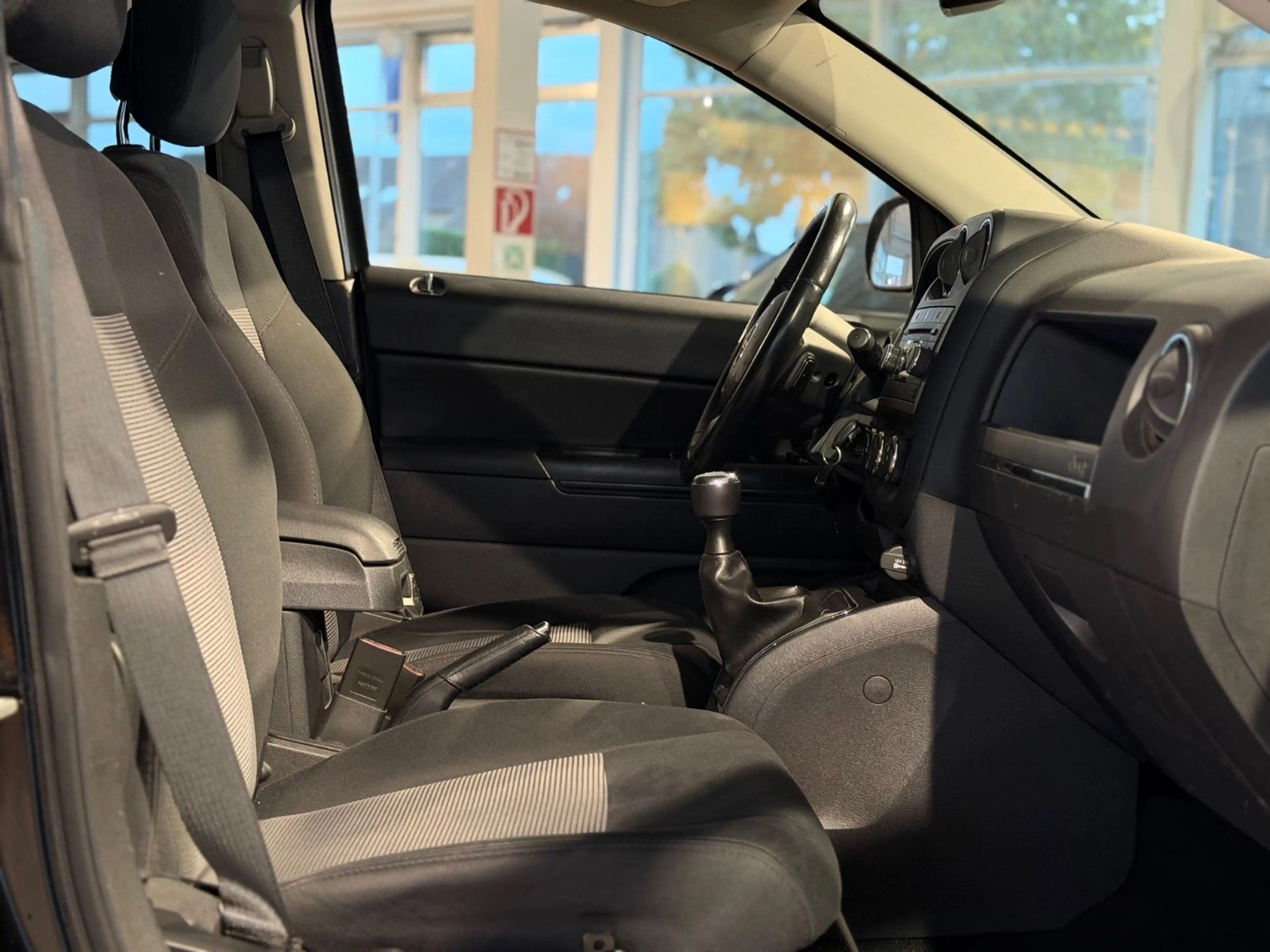 Jeep Compass Sport 4x2*KLIMA*SHZ*USB*TEMP.*TÜV NEU* — photo 14