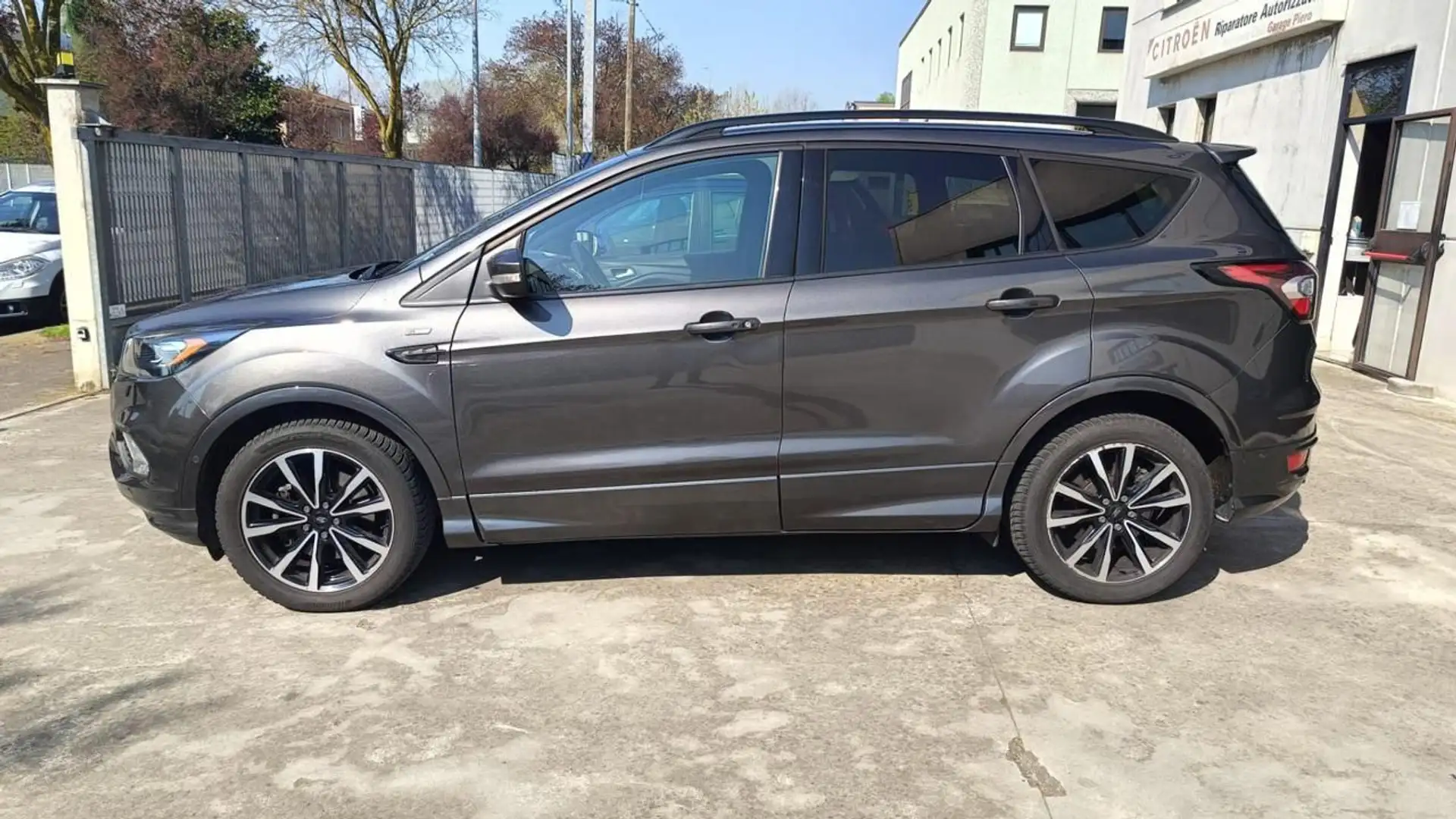 Ford Kuga 1.5 TDCI 120 CV S&S 2WD Pow. ST-Line "PROMO" Gris - 2