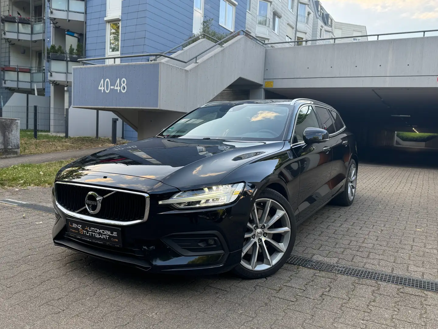 Volvo V60 Momentum,LED,.ACC,KAMERA 360,1 Hand Schwarz - 1
