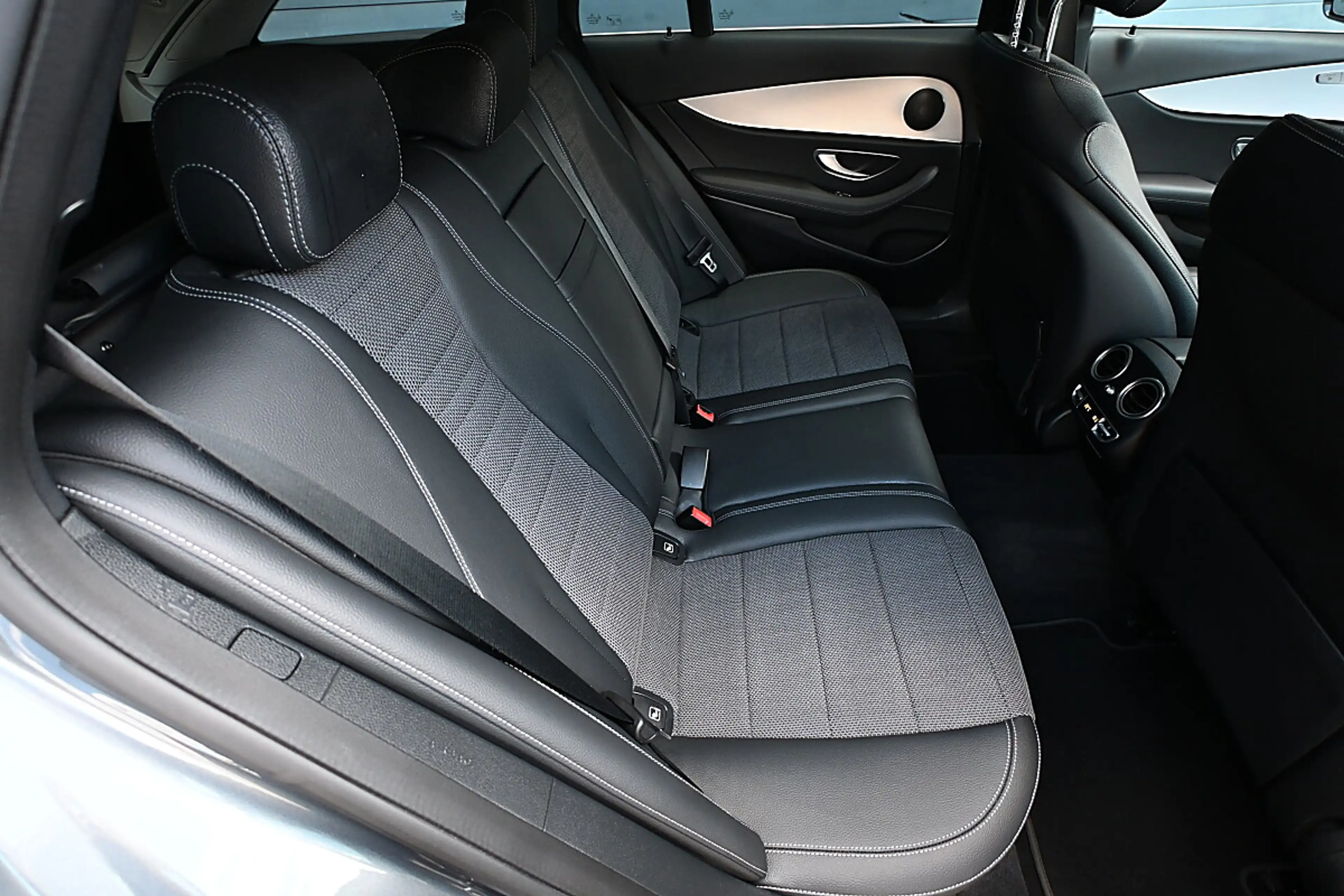 Mercedes-Benz E 300 e PHEV T Aut. AMG ACC, AHK elektr., LED, Navi, ... — photo 12
