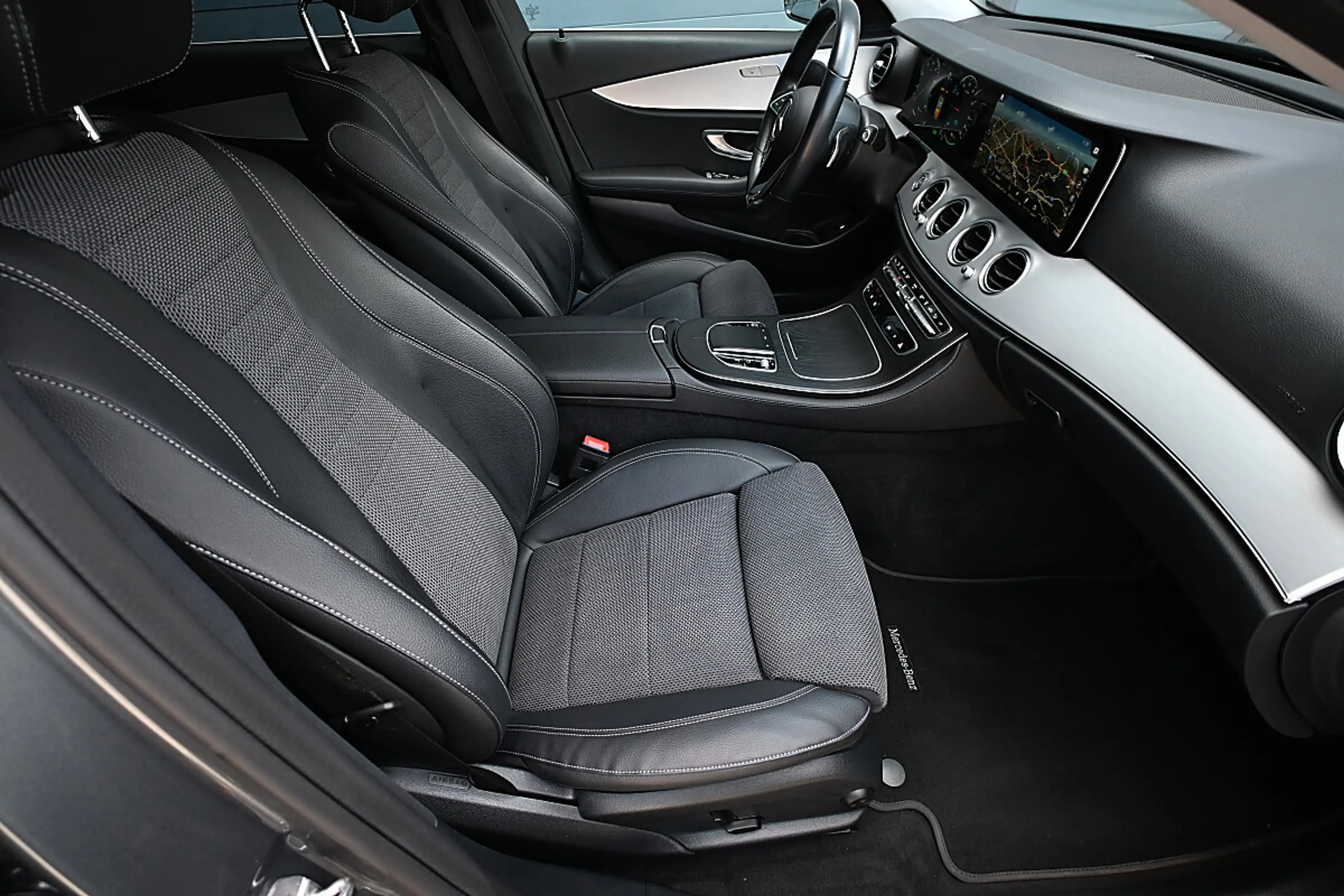 Mercedes-Benz E 300 e PHEV T Aut. AMG ACC, AHK elektr., LED, Navi, ... — photo 11