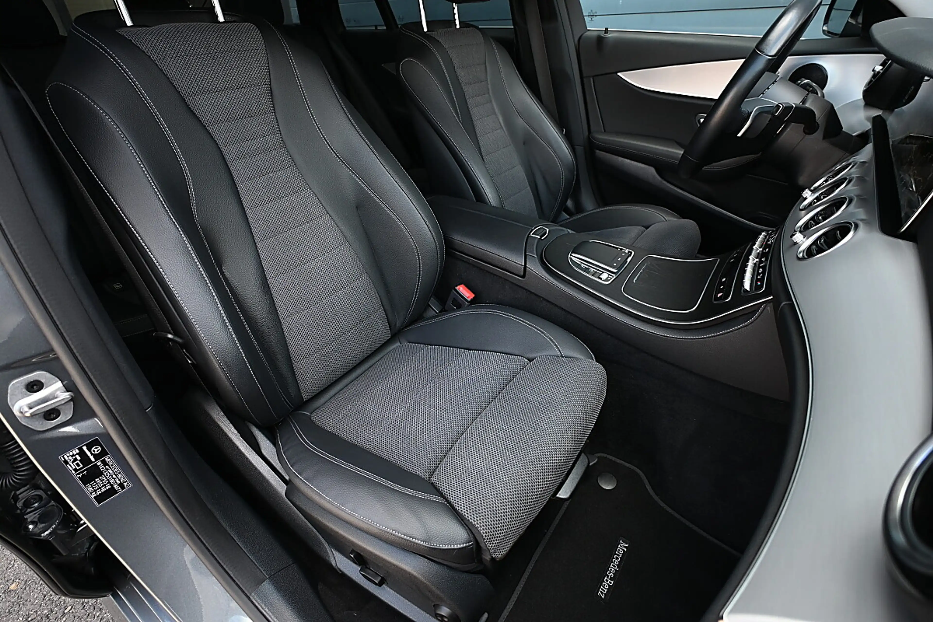Mercedes-Benz E 300 e PHEV T Aut. AMG ACC, AHK elektr., LED, Navi, ... — photo 10