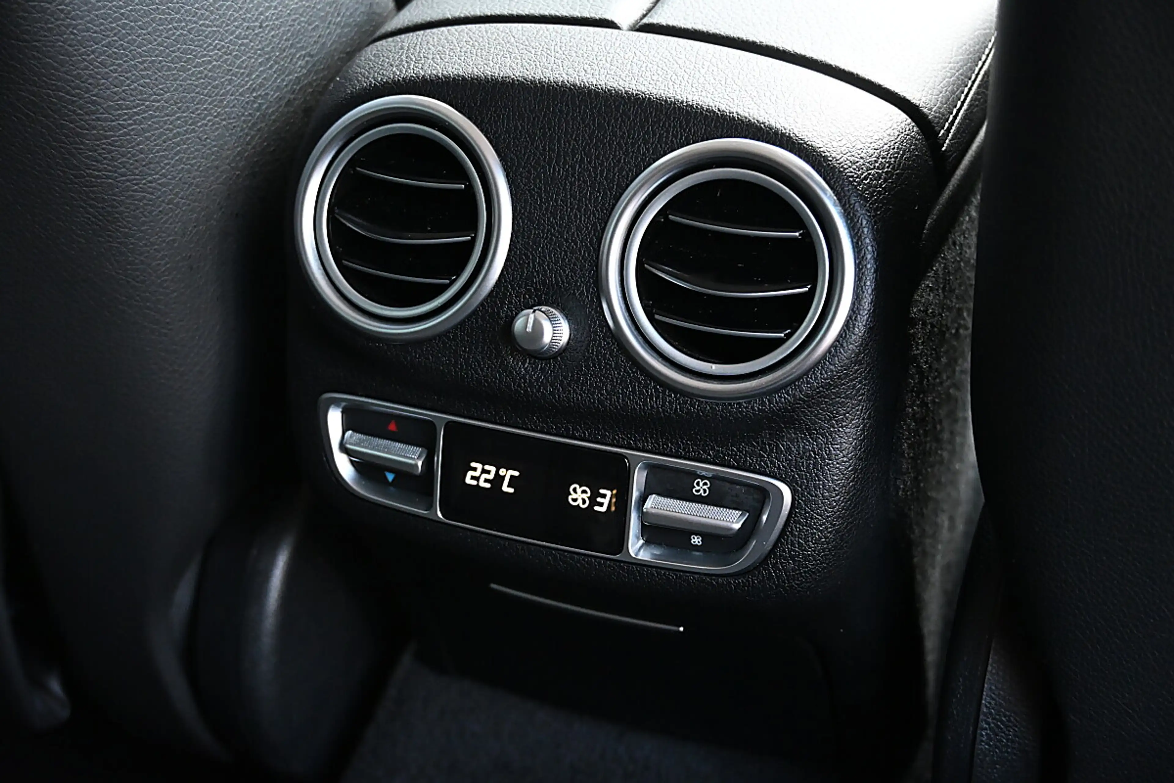 Mercedes-Benz E 300 e PHEV T Aut. AMG ACC, AHK elektr., LED, Navi, ... — photo 9