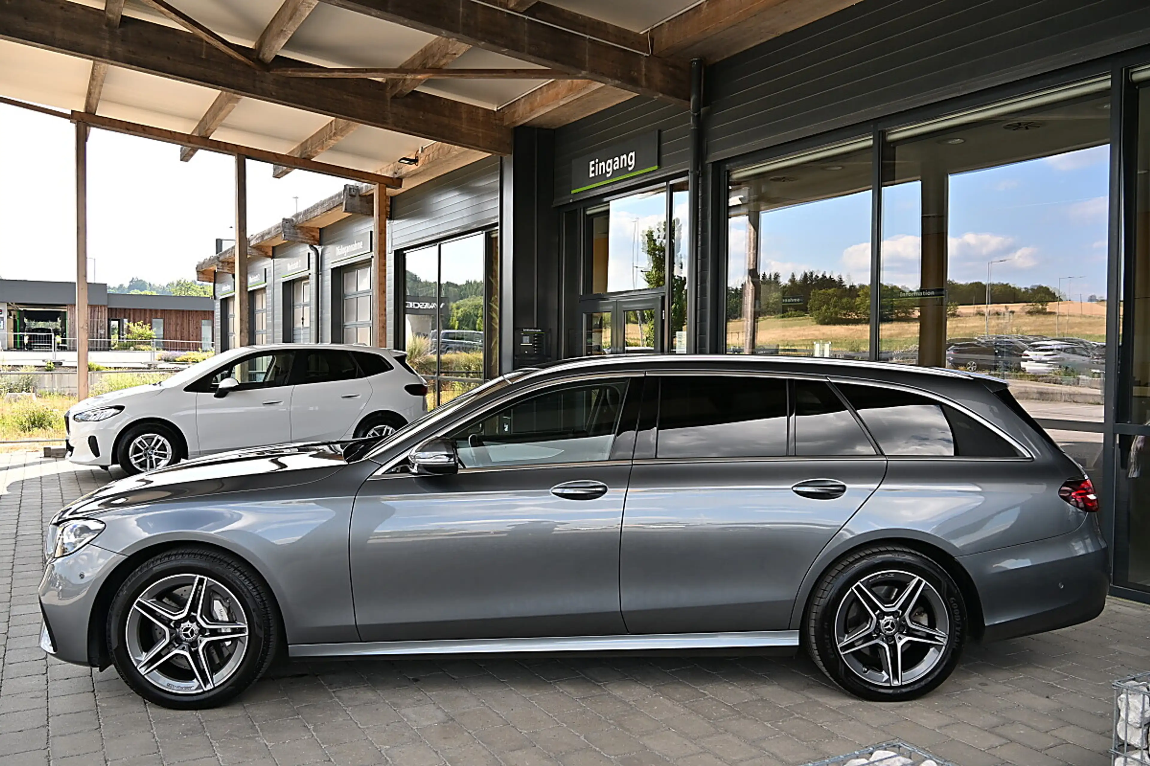 Mercedes-Benz E 300 e PHEV T Aut. AMG ACC, AHK elektr., LED, Navi, ... — photo 2