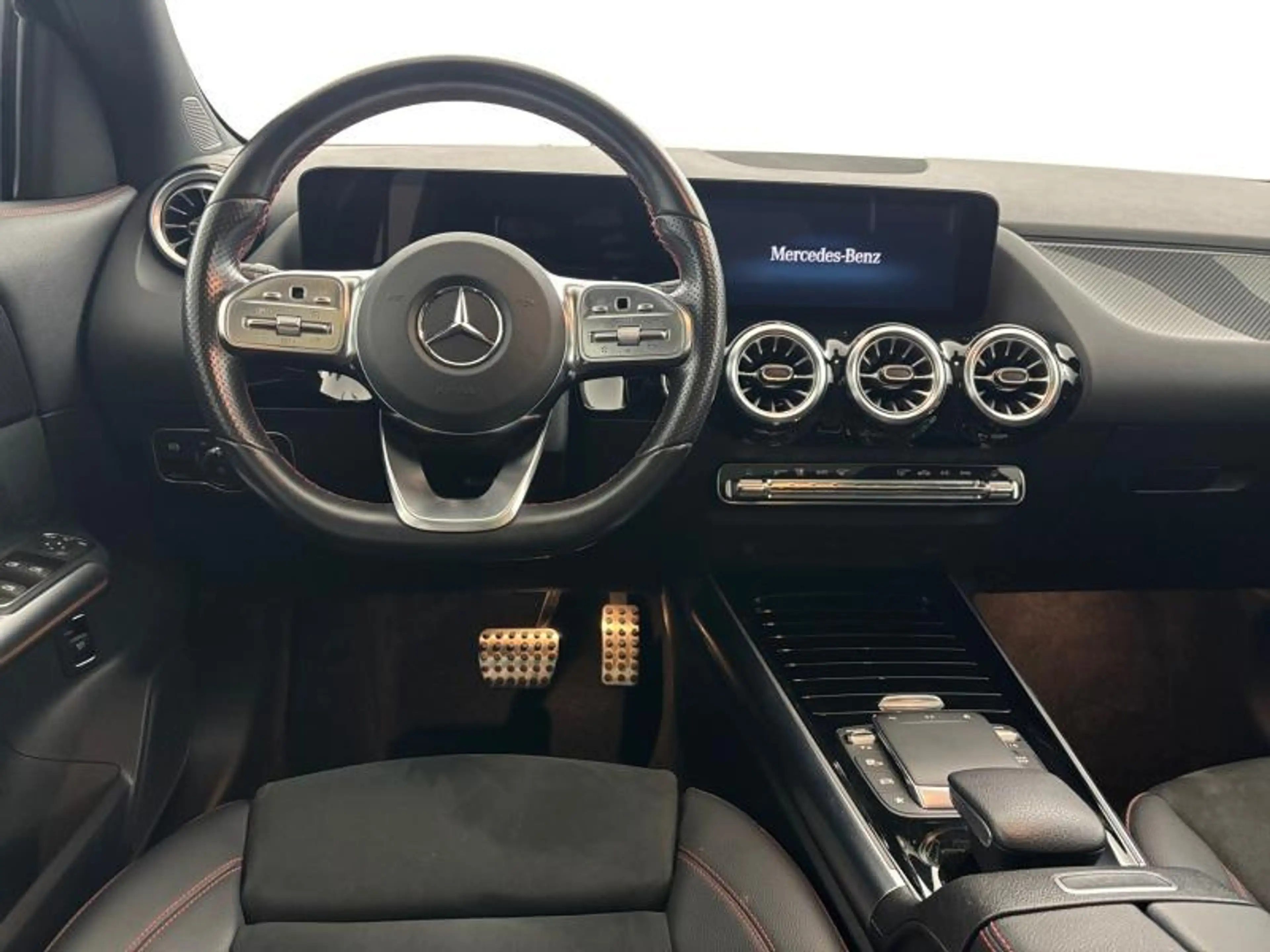 Mercedes-Benz GLA 180 Pack AMG | 1.4 Essence 136cv | Boite auto | GPS | — photo 13