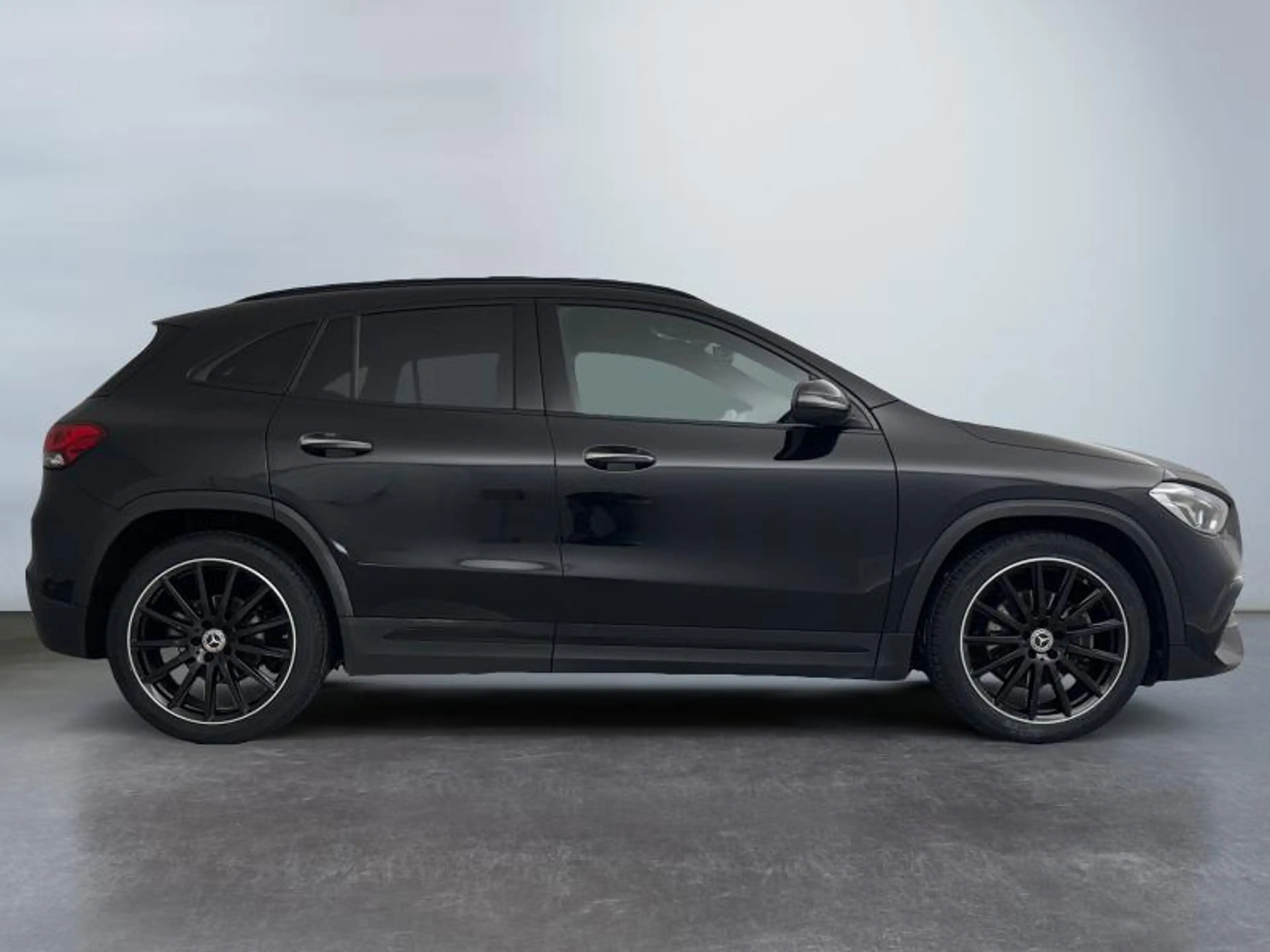 Mercedes-Benz GLA 180 Pack AMG | 1.4 Essence 136cv | Boite auto | GPS | — photo 4