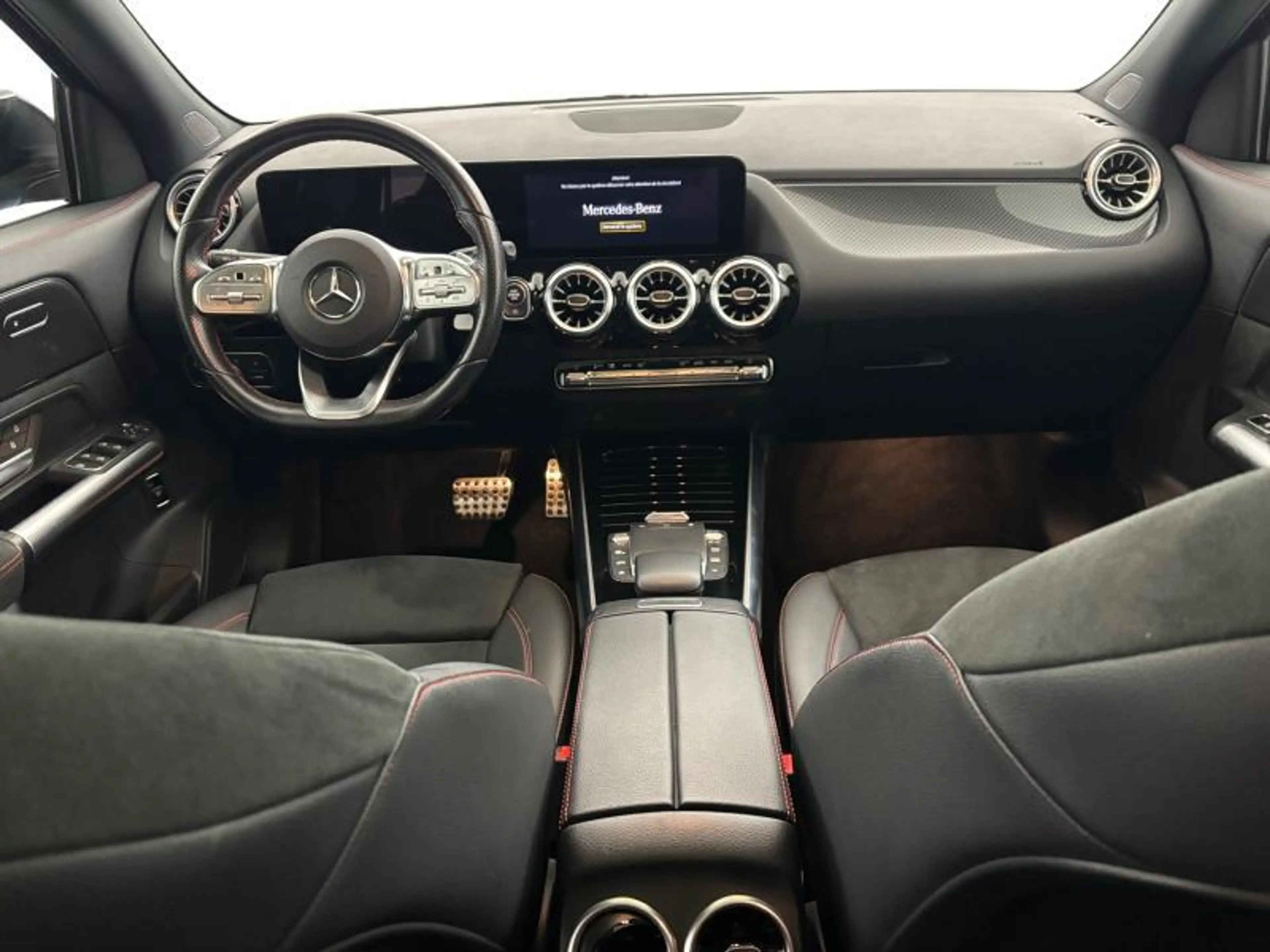Mercedes-Benz GLA 180 Pack AMG | 1.4 Essence 136cv | Boite auto | GPS | — photo 12