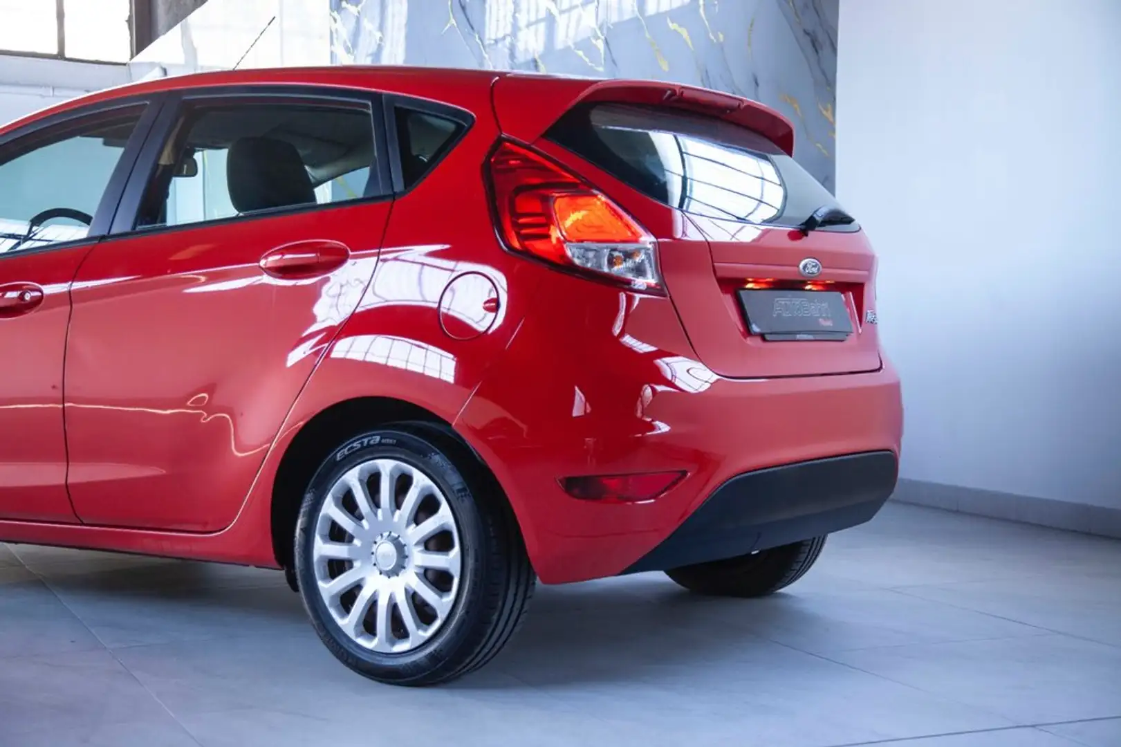 Ford Fiesta 1.25 Duratec 60cv Trend 5p Rojo - 2
