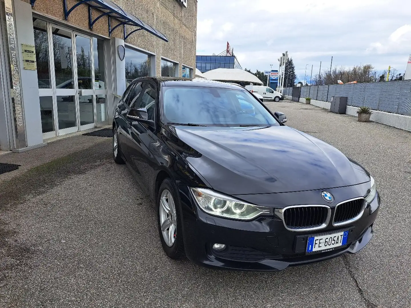BMW 318 318d Touring Business auto crna - 1